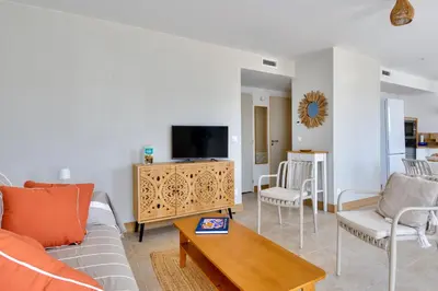 Télévision ou salle de divertissement dans l'établissement 700 m de la plage - jardin - maison pour 6