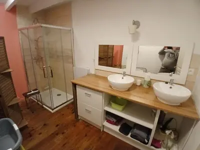 Salle de bains dans l'établissement Charmante maison de village 30 min Puy DuFou