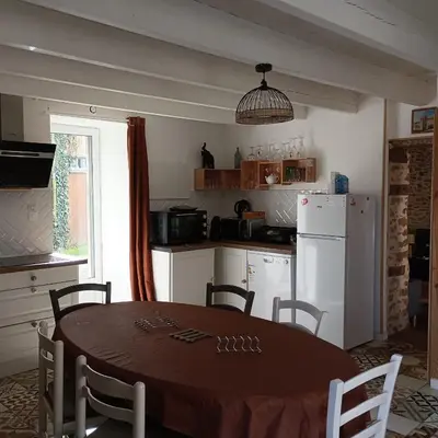 Cuisine ou kitchenette dans l'établissement Charmante maison de village 30 min Puy DuFou