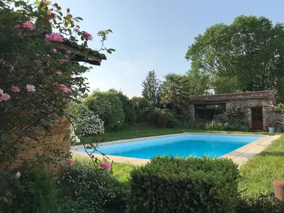 Piscine de l'établissement Gîte de charme avec piscine dans un environnement bucolique ou située à proximité
