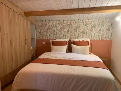 Un ou plusieurs lits dans un hébergement de l'établissement Gîte de charme avec piscine dans un environnement bucolique