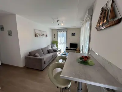 Coin salon dans l'établissement Appartement moderne 2 pièces, 4 couchages, terrasse et parking sécurisé à Saint-Jean-de-Monts - FR-1-224C-351