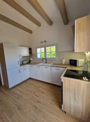 Cuisine ou kitchenette dans l'établissement Maison familiale à Barbâtre face à la dune, 3 chb, 2 SDB, 8 personnes