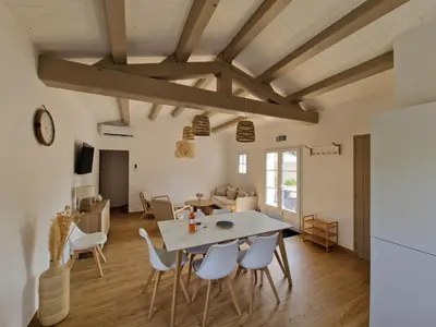 Télévision ou salle de divertissement dans l'établissement Maison familiale à Barbâtre face à la dune, 3 chb, 2 SDB, 8 personnes