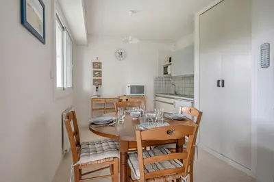 Cuisine ou kitchenette dans l'établissement Appartement RDC pour 4 à 800m de la mer