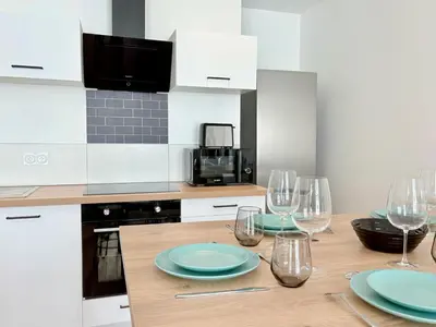 Cuisine ou kitchenette dans l'établissement Hypercentre - 3 chambres - proche château et commerces