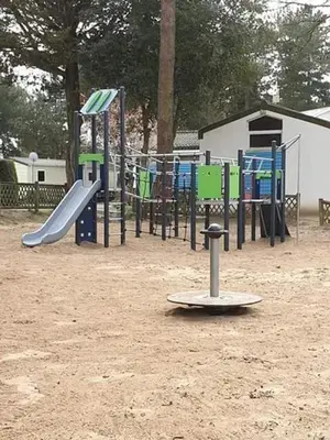 Aire de jeux pour enfants de l'établissement Bungalow idéal à Saint-Jean-de-Monts avec piscine