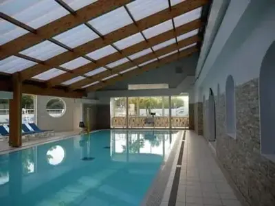 Piscine de l'établissement Bungalow accueillant à Saint-Jean-de-Monts avec piscine ou située à proximité