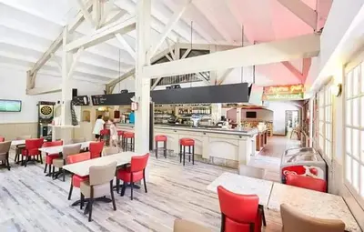 Cuisine ou kitchenette dans l'établissement Bungalow accueillant à Saint-Jean-de-Monts avec piscine