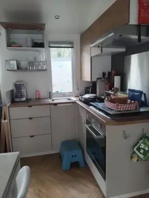 Cuisine ou kitchenette dans l'établissement Bungalow accueillant à Saint-Jean-de-Monts avec piscine
