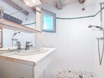 Salle de bains dans l'établissement Holiday Home Confort et Relax Ile de Noirmoutier by Interhome