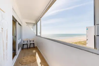 Vue générale sur la mer ou vue sur la mer prise depuis l'appartement