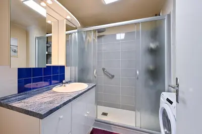 Salle de bains dans l'établissement L'Appart du Marché - A quelques min de la plage