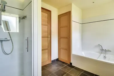 Salle de bains dans l'établissement Piscine chauffee 800 m de la plage villa pour 8