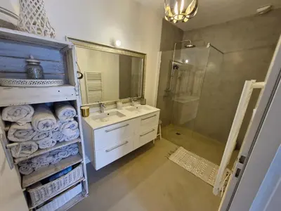 Salle de bains dans l'établissement VILLA Plage&Piscine&Lac