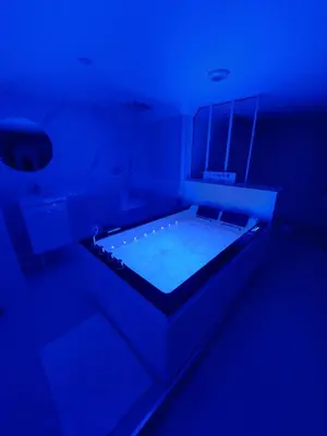 Un ou plusieurs lits dans un hébergement de l'établissement les delices rooms-loveroom white