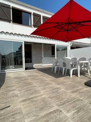Terrasse ou espace extérieur de l'établissement Charmante maison de vacances proche plage Saint Hilaire de Riez, Vendée