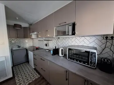 Cuisine ou kitchenette dans l'établissement Charmante maison de vacances proche plage Saint Hilaire de Riez, Vendée