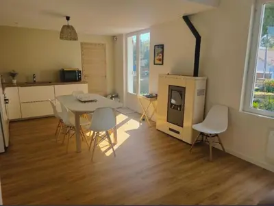 Cuisine ou kitchenette dans l'établissement Jolie maison brévinoise