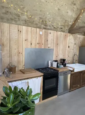 Cuisine ou kitchenette dans l'établissement Le logis de la Grange aux Gîtes de l'Etang des Noues,