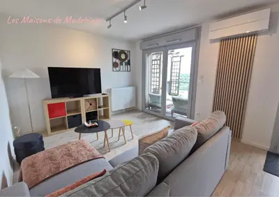 Télévision ou salle de divertissement dans l'établissement Marcel - Avec parking proche Atlantis et Zenith