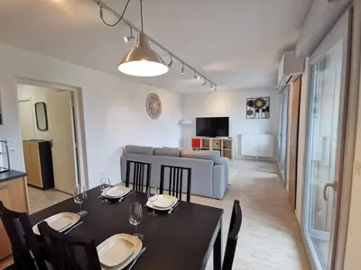 Télévision ou salle de divertissement dans l'établissement Marcel - Avec parking proche Atlantis et Zenith