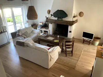 Télévision ou salle de divertissement dans l'établissement Noirmoutier centre Maison 5 chambres avec 5 SdB & Grand jardin