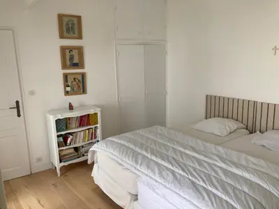 Un ou plusieurs lits dans un hébergement de l'établissement Noirmoutier centre Maison 5 chambres avec 5 SdB & Grand jardin