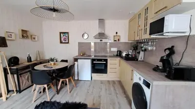 Cuisine ou kitchenette dans l'établissement Apartment in Downtown