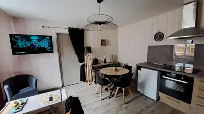 Cuisine ou kitchenette dans l'établissement Apartment in Downtown