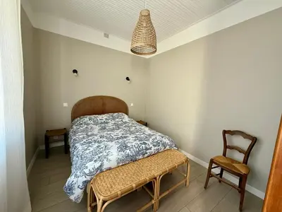 Un ou plusieurs lits dans un hébergement de l'établissement Maison charmante près de la plage avec WIFI, au cœur de Saint-Jean-de-Monts - FR-1-652-60