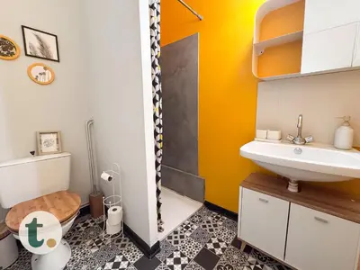 Salle de bains dans l'établissement Tranquiloue - Studio Plein Centre - Puy du Fou 20min