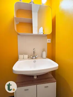 Salle de bains dans l'établissement Tranquiloue - Studio Plein Centre - Puy du Fou 20min