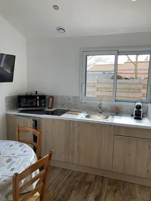 Cuisine ou kitchenette dans l'établissement Le Clos qui Clôt