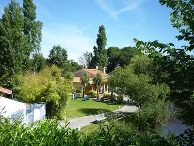 Jardin de l'établissement Gite villa Diana piscine