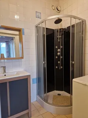 Salle de bains dans l'établissement Gite villa Diana piscine