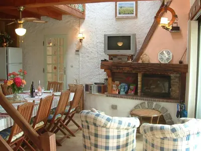 Coin salon dans l'établissement Gite villa Diana piscine