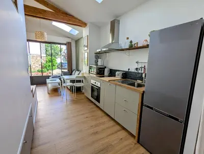 Cuisine ou kitchenette dans l'établissement La Petite Roche, dépendance cosy avec sauna