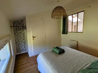 Un ou plusieurs lits dans un hébergement de l'établissement La Petite Roche, dépendance cosy avec sauna