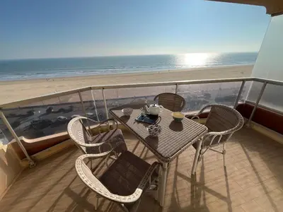 Vue générale sur la mer ou vue sur la mer prise depuis l'appartement