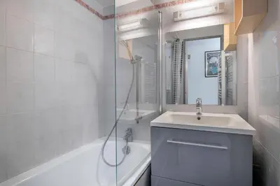 Salle de bains dans l'établissement Appart à 100m de la plage - piscine pour 4