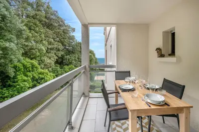 Balcon ou terrasse dans l'établissement Appart à 100m de la plage - piscine pour 4
