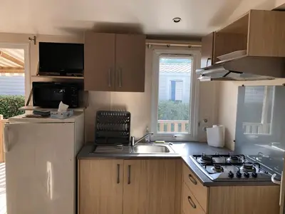 Cuisine ou kitchenette dans l'établissement Mobilhome 3 chambres camping 4 étoiles