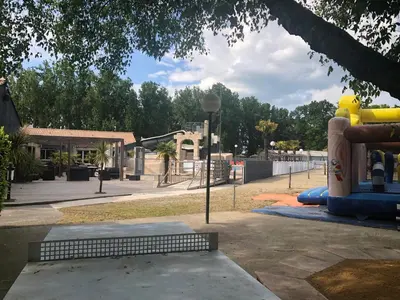 Aire de jeux pour enfants de l'établissement Mobilhome 3 chambres camping 4 étoiles