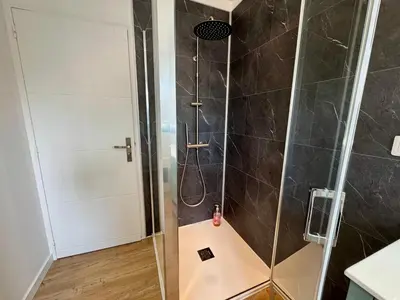 Salle de bains dans l'établissement L'Évasion Vendéenne - Spacieuse Maison