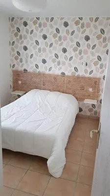 Un ou plusieurs lits dans un hébergement de l'établissement Maison de plain pied dans un parc paisible