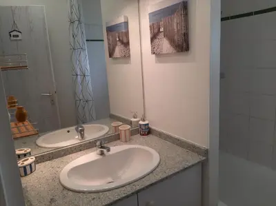 Salle de bains dans l'établissement Maison de plain pied dans un parc paisible