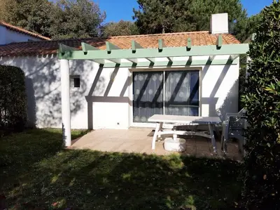 Jardin de l'établissement Maison de plain pied dans un parc paisible