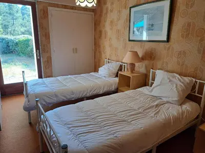 Un ou plusieurs lits dans un hébergement de l'établissement Charmante maison 6 pers. accès forêt, 600m plage, animaux admis - FR-1-323-582