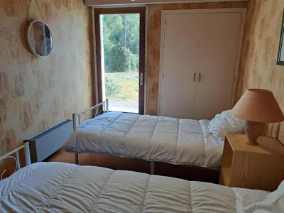 Un ou plusieurs lits dans un hébergement de l'établissement Charmante maison 6 pers. accès forêt, 600m plage, animaux admis - FR-1-323-582